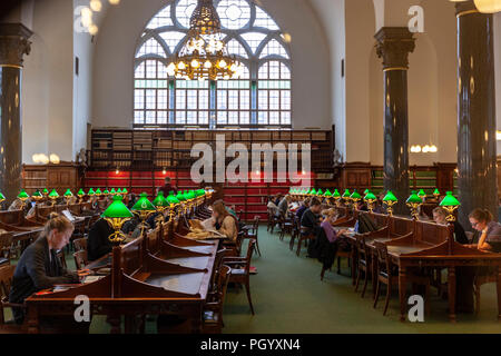 Les gens dans la salle de lecture de la Bibliothèque royale du Danemark l'ancien bâtiment, la bibliothèque de Black Diamond, Copenhague, Danemark. Banque D'Images