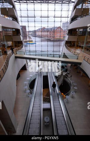 Vue sur le port de l'oreillette, Bibliothèque royale danoise, le Black Diamond bibliothèque, conçu par Schmidt hammer lassen, Slotsholmen, Copenhague Banque D'Images