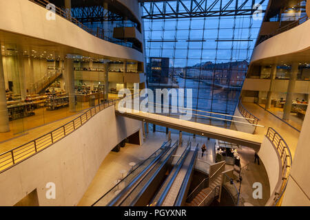 Vue sur le port de l'oreillette, Bibliothèque royale danoise, le Black Diamond bibliothèque, conçu par Schmidt hammer lassen, Slotsholmen, Copenhague Banque D'Images