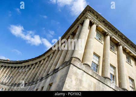 Vue sur le Royal Crescent l'un des monuments les plus emblématiques de bain,une rangée de 30 maisons mitoyennes énoncée dans un balayage de Crescent à Bath, Somerset England UK Banque D'Images