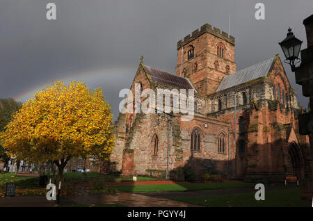 Côté ouest de la cathédrale de Carlisle, Cumbria, Angleterre, Royaume-Uni, avec couleurs de fin d'automne Banque D'Images