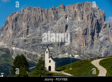 Le Trentin, le Tyrol du Sud, Italie, panorama de montagnes à l'Gršdner Pass, le col de montagne dans les Dolomites du Tyrol du Sud, de la Cappella di San Maurizio, Banque D'Images