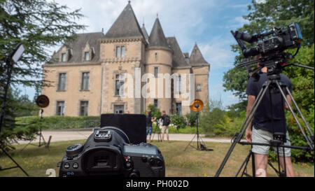 Appareil photo reflex numérique prêt à aller sur une entrevue télévisée set Banque D'Images