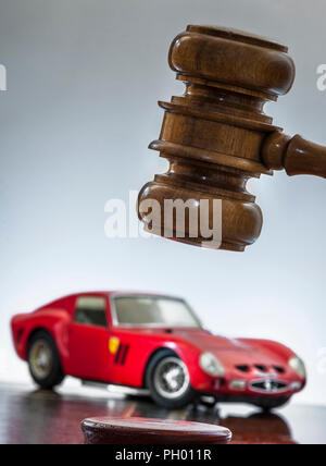 Voiture de vente aux enchères 1963 Ferrari 250 GTO avec marteau aux enchères en salle de vente image concept de Ferrari classique rouge vintage avec marteau aux enchères Banque D'Images