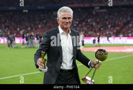 Munich, Allemagne. 28 Aug, 2018. firo : football, Bundesliga, 1er 1er 28.08.2018 BL Saison 2018/2019 Match amical, FCB Bayern München Munich contre Chicago Fire Farewell Bastian Schweinsteiger Jupp Heynckes, l'entraîneur de l'année, l'élection de Kicker, Mention Honorable | Conditions de crédit dans le monde entier : dpa/Alamy Live News Banque D'Images