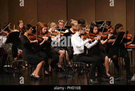 Des Moines, États-Unis d'Amérique. Août 27, 2018. Valley High School Chamber Orchestra effectue dans un concert à Des Moines de l'état de l'Iowa, États-Unis, le 27 août, 2018. État du Midwest américain de l'Iowa a eu lieu un concert ici dans la célébration du 35e anniversaire de son partenariat avec l'État frère de Chine dans la province de Hebei. Credit : Wang Ping/Xinhua/Alamy Live News Banque D'Images