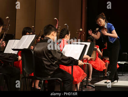 Des Moines, États-Unis d'Amérique. Août 27, 2018. Shijiazhuang Langue étrangère l'École de musique folklorique en représentation d'un concert à Des Moines de l'état de l'Iowa, États-Unis, le 27 août, 2018. État du Midwest américain de l'Iowa a eu lieu un concert ici dans la célébration du 35e anniversaire de son partenariat avec l'État frère de Chine dans la province de Hebei. Credit : Wang Ping/Xinhua/Alamy Live News Banque D'Images