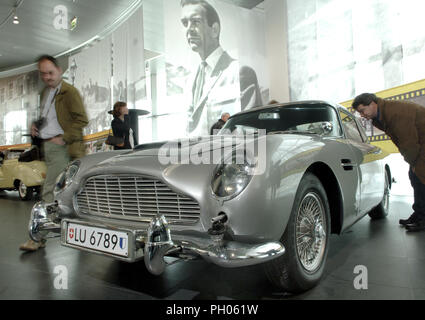 (Afp) une Aston Martin DB5 en photo dans le musée Audi à Ingolstadt, Allemagne, le 17 avril 2005. La voiture de la James-Bond-Film 'Goldfinger' avec Sean Connery est l'une des voitures du film culte de l'histoire impressionnant toujours avec ses caractéristiques spéciales comme machine gun sous les projecteurs, coups de pare-chocs, de fenêtres pare-balles, des plaques code tournant pour chaque pays, compte émetteur, siège éjectable et mist, au pétrole et watersprayer. L'silvergray Aston Martin va obtenir un nouveau pilote bientôt. Fans de 007 enchères peut leur voiture de rêve le 20 février à Phoenix, Arizona, USA. Le prix est estimé à 1,5 Banque D'Images