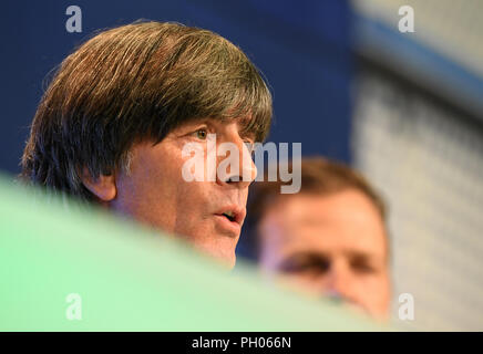 Munich, Allemagne. Août 29, 2018. 29.08.2018, Bavaria, Munich : Équipe nationale de football allemande, la présentation de l'analyse de la Coupe du monde et l'annonce de l'équipe pour les matchs internationaux contre la France et le Pérou. L'entraîneur national allemand Joachim Löw (l) et manager de l'équipe Oliver Bierhoff à la conférence de presse. Crédit : Sven Hoppe/dpa/Alamy Live News Banque D'Images