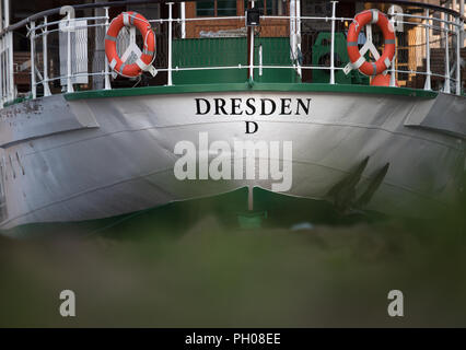 28 août 2018, l'Allemagne, Dresden : apparemment sur la terre ferme se trouve à la poupe du paquebot Dresden i à la Brühlsche Terrasse. Le niveau d'eau de l'Elbe à Dresde est en ce moment 53 centimètres. Photo : Ralf Hirschberger/dpa Banque D'Images