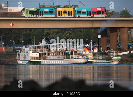 28 août 2018, l'Allemagne, Dresden : le paquebot Leipzig est sur l'Elbe à Dresde. Le niveau d'eau de l'Elbe à Dresde est en ce moment 53 centimètres. Photo : Ralf Hirschberger/dpa Banque D'Images
