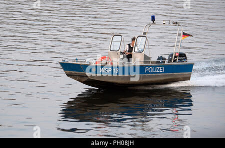 28 août 2018, l'Allemagne, Dresden : un bateau de police traverse l'Elbe devant le parlement de l'état à Dresde. Une veillée par les citoyens du cercle de l'anti-Islam mouvement Pegida initialement reçu peu de soutien à Dresde le mardi. Photo : Ralf Hirschberger/dpa Banque D'Images