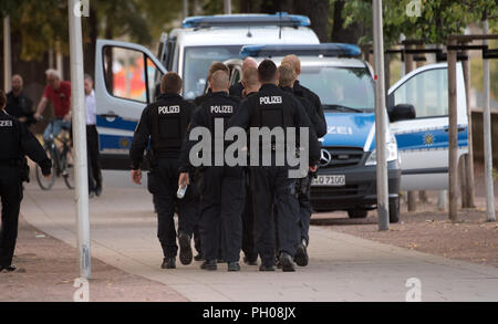 28 août 2018, l'Allemagne, Dresden : policiers courir à côté de l'état le parlement à Dresde. Une veillée par les citoyens du cercle de l'anti-Islam mouvement Pegida initialement reçu peu de soutien à Dresde le mardi. Photo : Ralf Hirschberger/dpa Banque D'Images