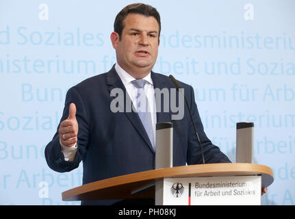 29 août 2018, l'Allemagne, Berlin : Hubertus Heil (SPD), Ministre Fédéral du Travail, donne une conférence de presse au Ministère fédéral du travail sur la réunion des chefs de la coalition. CDU/CSU et SPD a discuté d'une retraite. Photo : Wolfgang Kumm/dpa Banque D'Images