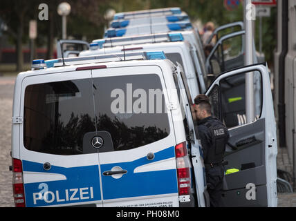 28 août 2018, l'Allemagne, Dresden : les véhicules de police sont debout dans une rue latérale à côté du parlement de l'Etat à Dresde. Une veillée par les citoyens du cercle de l'anti-Islam mouvement Pegida initialement reçu peu de soutien à Dresde le mardi. Photo : Ralf Hirschberger/dpa Banque D'Images