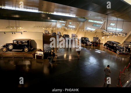 Quezon City, Philippines. Août 29, 2018. Les visiteurs regarder voitures à l'intérieur de l'élection présidentielle Car Museum à Quezon City, Philippines, le 29 août, 2018. La voiture présidentielle des expositions de musées automobiles utilisées par les anciens présidents des Philippines et d'autres éminents peuple historique aux Philippines. Credit : Rouelle Umali/Xinhua/Alamy Live News Banque D'Images