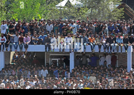 Kulgam, Jammu-et-Cachemire, en Inde. Août 29, 2018. Les gens assistent à la cérémonie funéraire de haut commandant militant Altaf Ahmad Dar Hawoora alias Kachroo au village de South du Cachemire Kulgam quelque 70 kilomètres de Srinagar l'été indien de vapital Cachemire contrôlé le 29 août 2018. Altaf a été tué avec son compagnon Umar Rashid dans une rencontre avec les forces de sécurité indiennes dans Muniward Sud domaine de la police du district d'Anantang du Cachemire a dit. Plus tard dans l'après-midi abattu quatre militants policiers indiens en afrique du Cachemire'r Shopian district. Credit : Faisal Khan/ZUMA/Alamy Fil Live News Banque D'Images