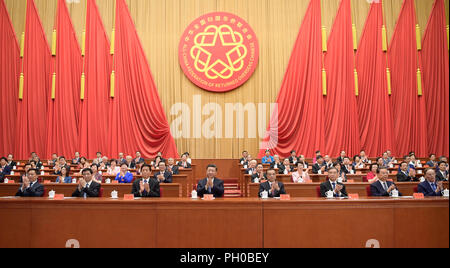 (180829) -- BEIJING, le 29 août 2018 (Xinhua) -- Les dirigeants chinois Xi Jinping, Li Keqiang, Li Zhanshu, Wang Yang, Wang Huning, Zhao Leji, Han Zheng et Wang Qishan assister à la cérémonie d'ouverture du 10e Congrès national des Chinois qui reviennent d'outre-mer et leurs proches à Beijing, capitale de Chine, le 29 août 2018. (Xinhua/Li Xueren)(mcg) Banque D'Images