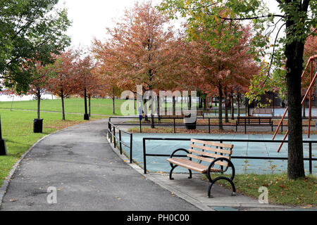 New York City, New York, USA. Août 29, 2018. PHOTO d'archives. Barretto Point Park dans la section industrielle Hunts Point du Bronx, New York, où un deuxième ensemble de restes humains ont été trouvés le 28 août, 2018 est représenté le 11 novembre, 2017. Une première découverte de restes humains ont été découverts trois (3) kilomètres à Crotona Park le dimanche, 26 août, 2018, et sont soupçonnés d'appartenir à la même femme d'après une déclaration de la Police de New York (NYPD). Police a écarté la mort de la femme d'un homicide sur Mercredi, 29 août 2018. Credit : Ronald G. Lopez/ZUMA/Alamy Fil Live News Banque D'Images