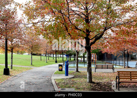 New York City, New York, USA. Août 29, 2018. PHOTO d'archives. Barretto Point Park dans la section industrielle Hunts Point du Bronx, New York, où un deuxième ensemble de restes humains ont été trouvés le 28 août, 2018 est représenté le 11 novembre, 2017. Une première découverte de restes humains ont été découverts trois (3) kilomètres à Crotona Park le dimanche, 26 août, 2018, et sont soupçonnés d'appartenir à la même femme d'après une déclaration de la Police de New York (NYPD). Police a écarté la mort de la femme d'un homicide sur Mercredi, 29 août 2018. Credit : Ronald G. Lopez/ZUMA/Alamy Fil Live News Banque D'Images