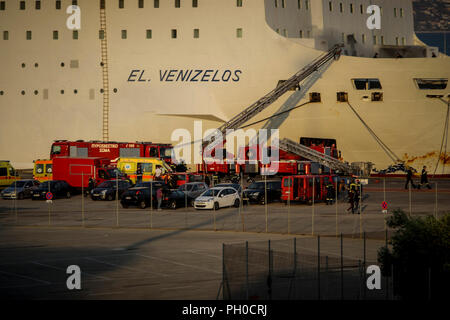 Le Pirée, Grèce. Août 29, 2018. Les camions incendie ont vu à côté de l'Eleftherios Venizelos ferry au port du Pirée au Pirée, Grèce, le 29 août 2018. Un traversier pour passagers avec 1 016 personnes à bord retourné au port du Pirée tôt mercredi après un incendie a éclaté alors que le navire était en route vers l'île de Crète. La cause de l'incendie était sous enquête. Credit : Marios Lolos/Xinhua/Alamy Live News Banque D'Images