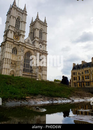 Westminster. Londres. UK 29 Aug 2018 - Reflet de l'abbaye de Westminster dans la flaque d'eau après la pluie tôt le matin dans le centre de Londres. Credit : Dinendra Haria/Alamy Live News Banque D'Images