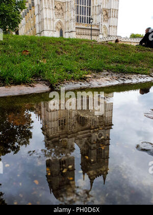 Westminster. Londres. UK 29 Aug 2018 - Reflet de l'abbaye de Westminster dans la flaque d'eau après la pluie tôt le matin dans le centre de Londres. Credit : Dinendra Haria/Alamy Live News Banque D'Images