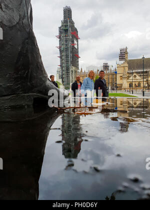 Westminster. Londres. UK 29 Aug 2018 - Réflexion de Big Ben dans la flaque d'eau à côté de pieds de la statue de Nelson Mandela à la place du Parlement après la pluie tôt le matin dans le centre de Londres. Credit : Dinendra Haria/Alamy Live News Banque D'Images