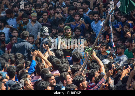 Kulgam, Inde. 29 août 2018. Vu les militants lors des funérailles.Des milliers de personnes ont participé à la prière funéraire de tué Hizb haut commandant Militant Altaf Ahmed Dar hawoora Alias Altaf Kachroo du Village de South District Kulgam du Cachemire. Altaf était tué avec son associé Umer wani dans un bref échange de coups de feu avec les forces indiennes au Cachemire au sud du District de Ananthnag quelques 60 Kms de la ville de Srinagar, Jammu-et-Cachemire. Credit : Idrees Abbas/SOPA Images/ZUMA/Alamy Fil Live News Banque D'Images