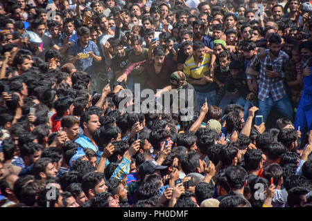 Kulgam, Inde. 29 août 2018. Vu les militants à faire leur chemin à travers la foule folle.Des milliers de personnes ont participé à la prière funéraire de tué Hizb haut commandant Militant Altaf Ahmed Dar hawoora Alias Altaf Kachroo du Village de South District Kulgam du Cachemire. Altaf était tué avec son associé Umer wani dans un bref échange de coups de feu avec les forces indiennes au Cachemire au sud du District de Ananthnag quelques 60 Kms de la ville de Srinagar, Jammu-et-Cachemire. Credit : Idrees Abbas/SOPA Images/ZUMA/Alamy Fil Live News Banque D'Images