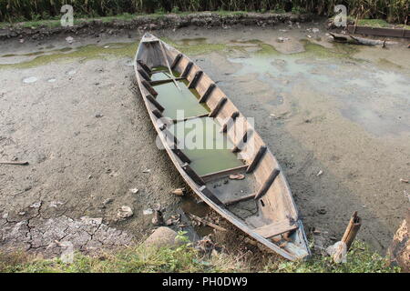 Bateau abandonné dans le champ de riz Banque D'Images