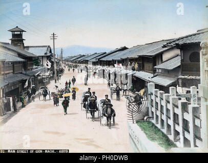 [ 1890 Japon - pousse-pousse dans le quartier des geishas de Gion à Kyoto ] - le quartier de Gion à Kyoto, vu de l'étapes de Yasaka. La rue est bordée d'une multitude de maisons de thé où les clients peuvent profiter de la nourriture, de la danse et de la musique. La tour de gauche est partie de l'école élémentaire Yasaka, fondé en 1869 (2) l'ère Meiji. 19e siècle vintage albumen photo. Banque D'Images