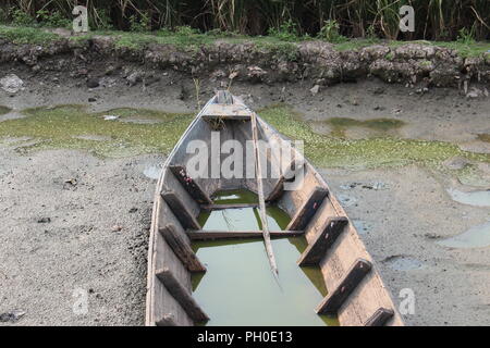 Bateau abandonné dans le champ de riz Banque D'Images