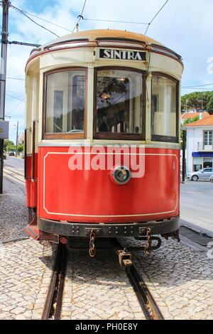 Tramway rouge coloré dans les rues de Sintra, Lisbonne au printemps. Banque D'Images