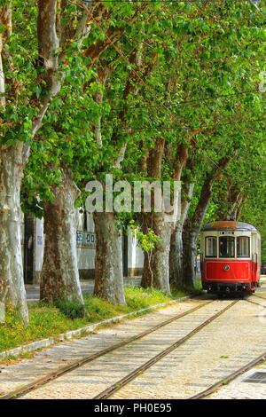 Tramway rouge coloré dans les rues de Sintra, Lisbonne au printemps. Banque D'Images