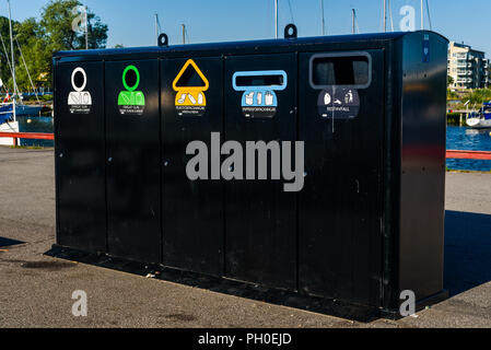 Mariestad, Suède - le 4 juillet 2018 : séparation des déchets urbains pour l'usage public de la station conserve l'environnement beaucoup plus propre. Marina et immeuble Banque D'Images