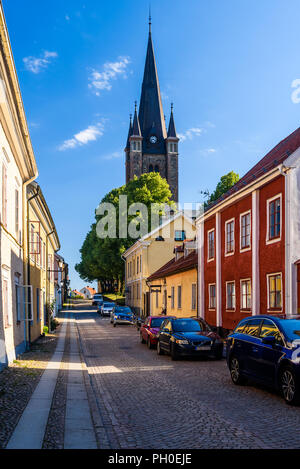 Mariestad, Suède - 4 juillet, 2018 : partie de la vieille ville avec la cathédrale en arrière-plan sur une simple journée d'été. Banque D'Images