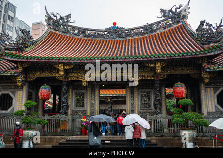 12 février 2018, Taipei Taiwan : Vue de face du Temple de Lungshan Manka auprès des touristes à Taipei Taiwan Banque D'Images