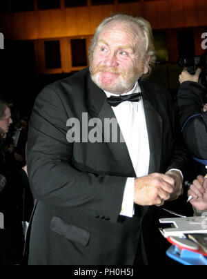 James Cosmo de signer des autographes pour les fans avant la cérémonie de remise des prix BAFTA Scotland Glasgow en 2004. James est un pilier de l'industrie du film écossais ayant apparu dans de nombreux films et plus récemment a été dans l'énorme succès, 'Game of Thrones'. Vous juste pourriez avoir vu à la télévision dans une publicité pour une banque écossaise ! ! Banque D'Images