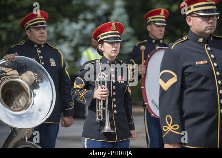 Membre de la U.S. Army Band, la propre "Pershing", prend en charge tous les honneurs de l'Armée de terre Wreath-Laying sur la Tombe du Soldat inconnu en l'honneur du 243e anniversaire de l'Armée américaine au cimetière national d'Arlington, Arlington, Virginia, le 14 juin 2018. Banque D'Images