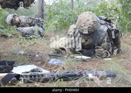 Réserve de l'armée américaine la FPC. Alejandro Alcala, un spécialiste des munitions de Juana Diaz, Puerto Rico, avec la 266e compagnie d'artillerie, 210e, 1er Groupe de soutien régional Commande de soutien de mission, parcelles son point au premier point de ralliement lors de la navigation terrestre à l'événement 2018 de la réserve de l'armée américaine de la concurrence meilleur guerrier à Fort Bragg, Caroline du Nord, le 14 juin 2018. Aujourd'hui, des soldats de la réserve de l'armée américaine donne tout ce qu'ils ont passé à pousser leurs limites et pour finir le dernier jour d'événements dans la réserve de l'armée américaine 2018 Concours meilleur guerrier. Banque D'Images