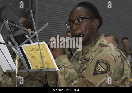 Le sergent de l'armée américaine. Yolande Allen, musicien de la bande armée, 40e, 86e bande Commande des troupes de garnison, en charge la commande, New York Garde nationale, joue de la flûte au cours d'une cérémonie de déploiement pour la Compagnie Charlie, 3e Bataillon, 126e Régiment d'aviation (Air Ambulance), à la facilité de soutien d'aviation de l'armée, South Burlington, Vermont, le 14 juin 2018. L'unité est le déploiement à l'étranger pour une année afin d'offrir le soutien d'évacuation médicale. Banque D'Images