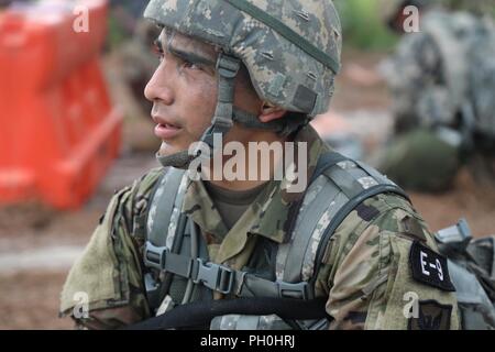 Réserve de l'armée américaine le s.. Derek Hopkins, un scout de cavalerie de Somerset, Kentucky, et le 2e Bataillon du 398th Infantry Regiment, 1ère Brigade, 98e Division de la formation (formation initiale d'activité), 108e commandement de l'instruction (IET), participe à l'événement de combat tactique à l'Armée 2018 Concours meilleur guerrier à Fort Bragg, Caroline du Nord, le 14 juin 2018. Aujourd'hui, des soldats de la réserve de l'armée américaine donne tout ce qu'ils ont passé à pousser leurs limites et pour finir le dernier jour d'événements dans la réserve de l'armée américaine 2018 Concours meilleur guerrier. Banque D'Images