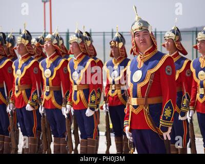 La garde d'honneur des Forces armées mongoles participe à la cérémonie d'ouverture KHAAN QUEST 18 14 juin 2018, à cinq Hills Domaine de formation, la Mongolie. Khaan Quest 18 est une combinaison d'un conjoint (multinationales) (multi-service) exercice de formation visant à renforcer les capacités des États-Unis, mongol et d'autres pays partenaires dans des opérations de soutien de la paix. Banque D'Images