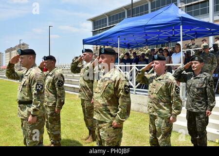 CAMP HUMPHREYS, République de Corée - Le Général de D. Scott McKean, général commandant la 2e Division d'infanterie de Corée et les États-Unis est combiné aux appels sortants (à gauche) Brig. Le général Jonathan E. Howerton, commandant général adjoint de manœuvre ; Brig. Le général Thomas R. Drew, commandant général adjoint de soutien et d'appels entrants (droite) Brig. Le général Kim, Yong Chul, le nouveau commandant général adjoint de ROK, Brig. Le général Stephen J. Maranian, commandant général adjoint de manoeuvre, et le Colonel Michael C. McCurry, commandant adjoint du soutien durant le Commandant général adjoint de Patch sur le 2ème cérémonie Inf Banque D'Images