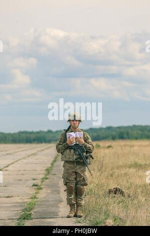 La CPS. Christian Taylor, originaire de Cocoa Beach, Floride et Cannon d'équipage, l'Escadron d'artillerie, régiment de cavalerie, 2d reçoit la grève 18 couleurs de sabre d'exercice au cours de la cérémonie de clôture à l'Aérodrome de Rukla, la Lituanie, le 15 juin, 2018. 18 000 participants de 19 pays alliés et les pays partenaires ont participé à la 8ème itération de Sabre Grève, 3 juin - 15. La prochaine version est prévue pour 2020. Banque D'Images