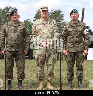 Le général de Jaroslaw Mika, chef d'état-major général des Forces armées polonaises, le Major-général Timothy McGuire, commandant adjoint des Forces terrestres des États-Unis en Europe et Brigue. Le général Jarosław Gromadziński, commandant de la 15e Brigade mécanisée de donner à l'allocution d'ouverture lors d'une conférence de presse au cours de l'événement final de 18 ans à la grève Sabre Bemowo Piskie Domaine de formation, la Pologne le 15 juin 2018. Grève 18 Sabre est la huitième édition de l'armée américaine de longue date par l'Europe de la formation coopérative exercice visant à accroître l'interopérabilité entre les alliés et les partenaires régionaux. (Michigan Army National Guard Banque D'Images