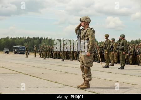 La CPS. Christian Taylor, originaire de Cocoa Beach, Floride et canon de l'équipage, Bouledogue, batterie, l'Escadron d'artillerie régiment de cavalerie 2d, fournit le dernier salut, comme l'exercice coulours sont abaissés, signifiant la fin de grève 18 Sabre, à l'Aérodrome de Rukla, la Lituanie, le 15 juin 2018. 18 000 participants de 19 pays alliés et les pays partenaires ont participé à la 8ème itération de Sabre Grève, 3 juin - 15. La prochaine version est prévue pour 2020. Banque D'Images