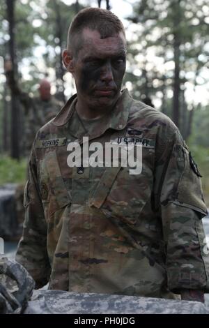 Réserve de l'armée américaine le s.. Derek Hopkins, un scout de cavalerie de Somerset, Kentucky, et le 2e Bataillon du 398th Infantry Regiment, 1ère Brigade, 98e Division de la formation (formation initiale d'activité), 108e commandement de l'instruction (IET), attend les ordonnances qu'il est en concurrence dans le cas de montage/démontage d'armes à l'Armée 2018 Concours meilleur guerrier à Fort Bragg, Caroline du Nord, le 14 juin 2018. Aujourd'hui, des soldats de la réserve de l'armée américaine donne tout ce qu'ils ont passé à pousser leurs limites et pour finir le dernier jour d'événements dans la réserve de l'armée américaine 2018 Concours meilleur guerrier. Banque D'Images