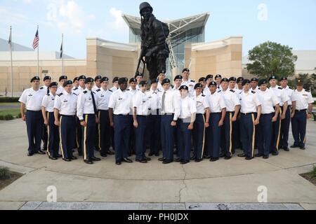 Recevoir un discours guerriers de la Command Sgt. Le major Ted Copeland après avoir participé à la réserve de l'armée américaine 2018 Concours meilleur guerrier à Fort Bragg, Caroline du Nord, le 14 juin 2018. Aujourd'hui, des soldats de la réserve de l'armée américaine donne tout ce qu'ils ont passé à pousser leurs limites et fini le dernier jour des événements dans l'armée américaine Reseve meilleur guerrier de la concurrence. Banque D'Images